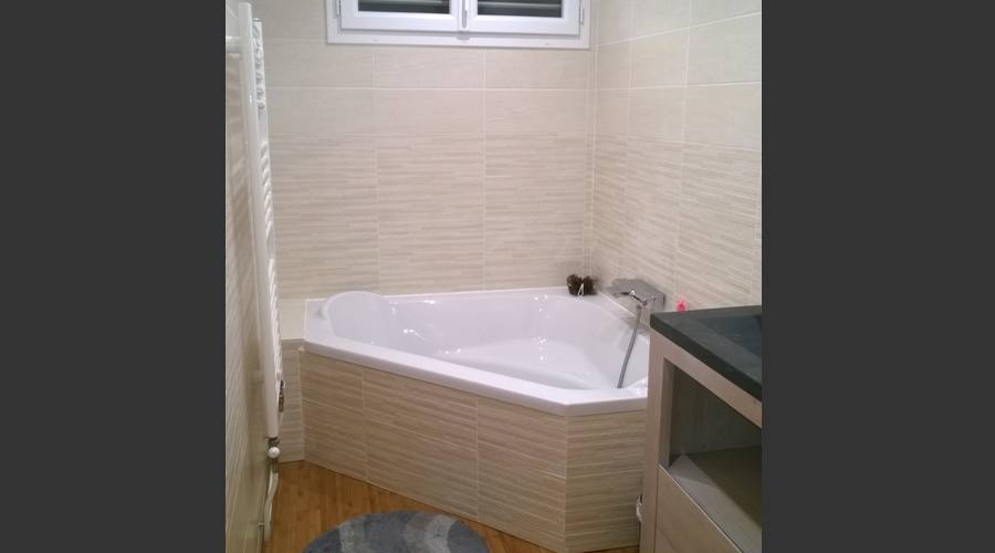 Installation d'une baignoire en angle avec un radiateur et  deux lavabos